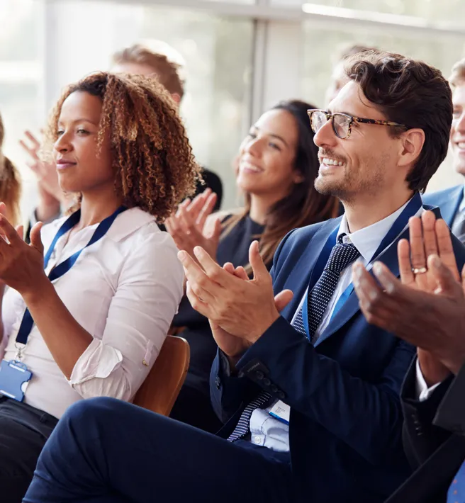Agentes de seguros recibiendo capacitación en una sala