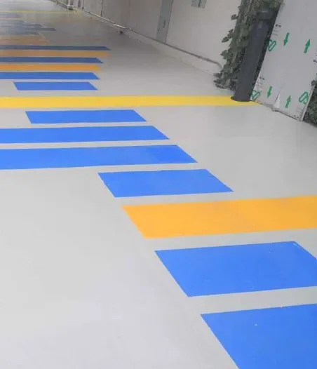 Piso Epóxico decorado con colores azul y amariillo